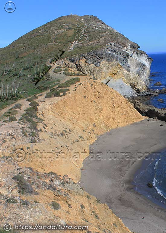 Panorámica de Cala de los Amarillos con el Morrón de los Genoveses al fondo