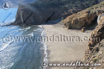 Cala del Palmito entre acantilados volcánicos