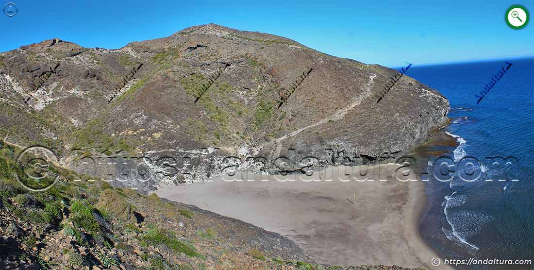 Panorámica de Cala Príncipe y las laderas volcánicas del Barronal en Cabo de Gata