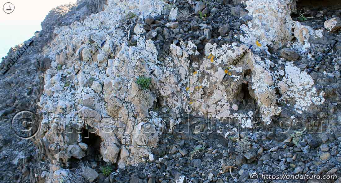 Cavidades naturales en las rocas volcánicas de Cala Príncipe