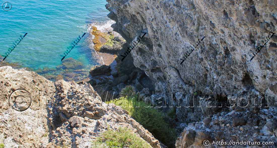 Descenso entre acantilados hacia Cala Príncipe