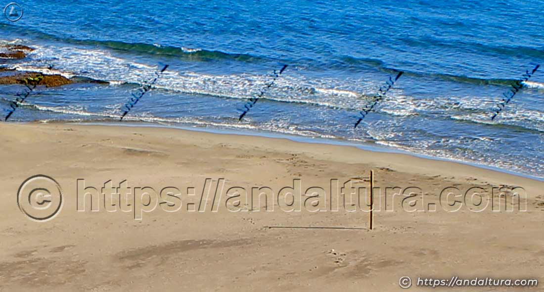 Arena dorada y orilla de Cala Príncipe