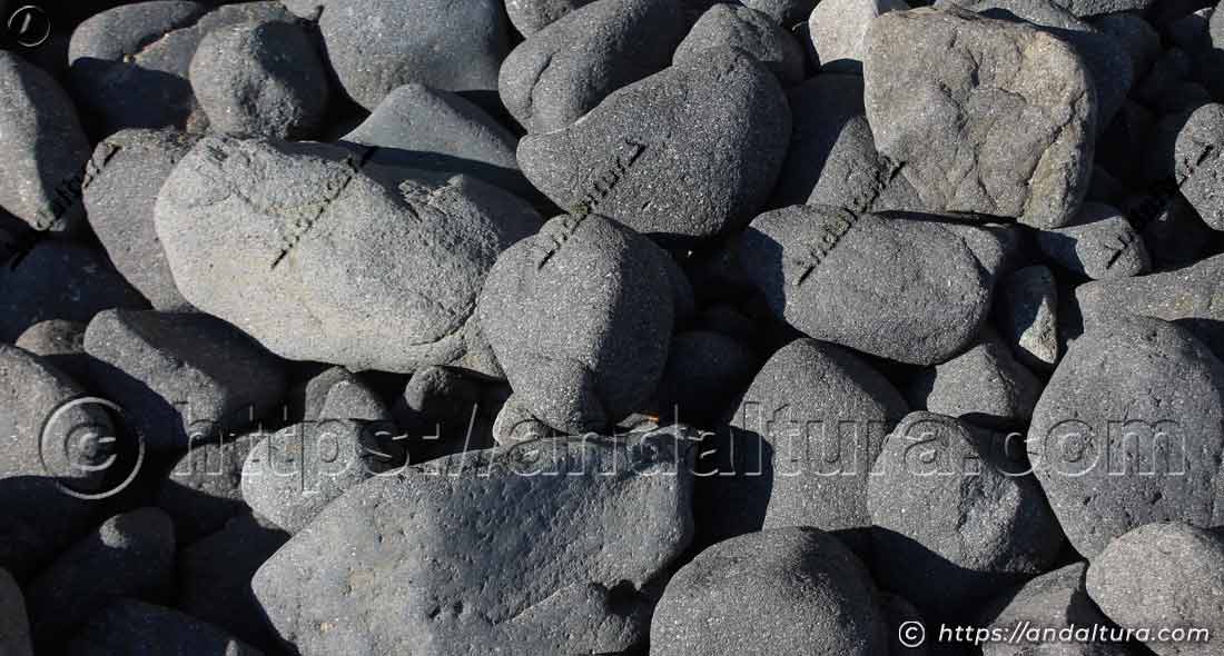 Detalle de grandes bolos volcánicos modelados por el oleaje en el Barronal.