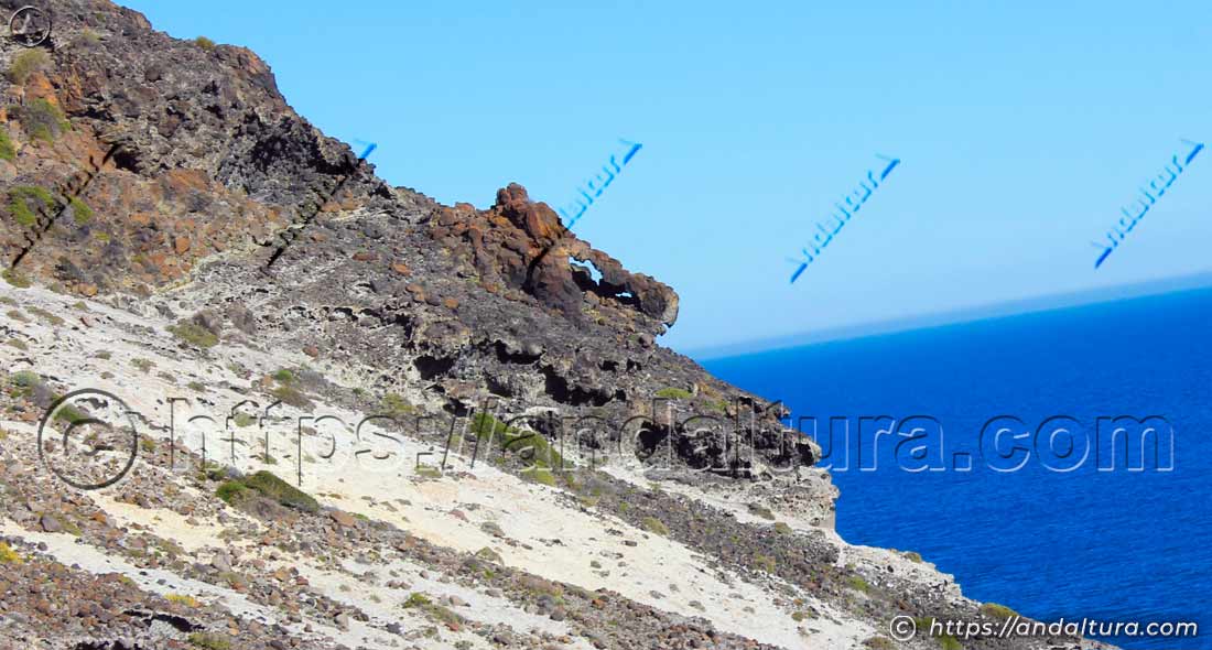 Formación volcánica con forma de rostro junto a Cala Príncipe
