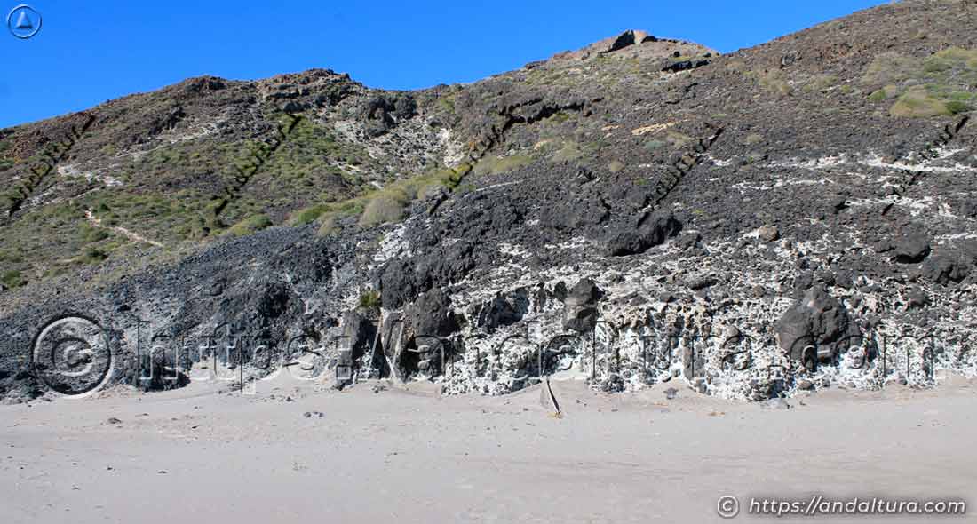 Laderas volcánicas sobre Cala Príncipe en el Barronal