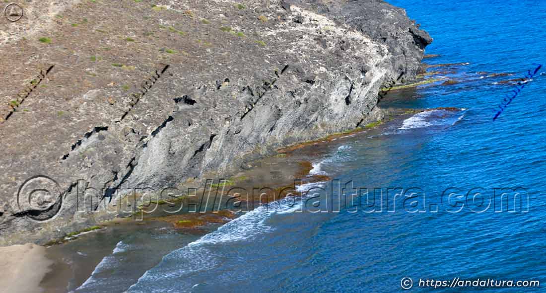 Línea costera oriental de Cala Príncipe y acantilados volcánicos