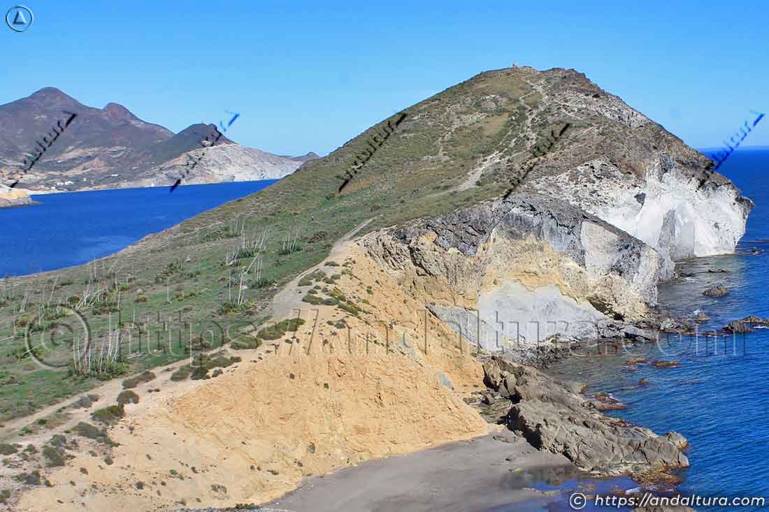 Vista del Morrón de los Genoveses desde Cala de los Amarillos en el Parque Natural Cabo de Gata-Níjar