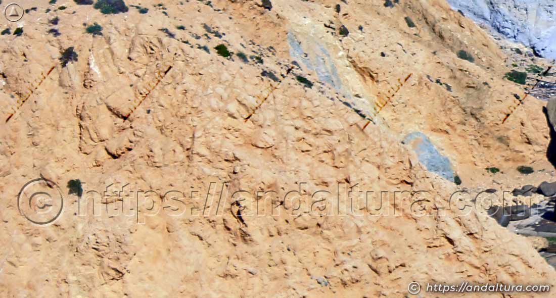 Acantilado volcánico con tonalidades amarillas en Cala de los Amarillos