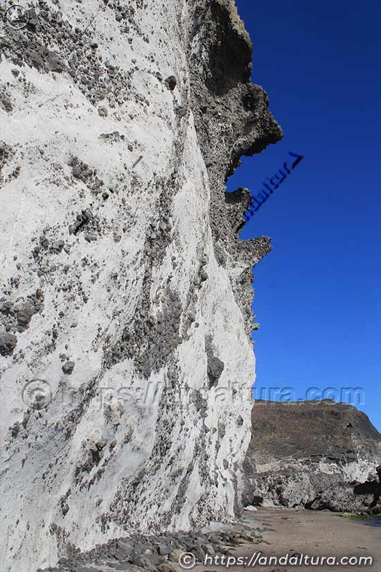 Pareidolia en los acantilados volcánicos del Barronal.