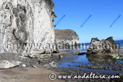 Paso entre Cala Chica y Cala Grande del Barronal con los acantilados volcánicos del Cerro del Barronal y el mar Mediterráneo en Cabo de Gata-Níjar