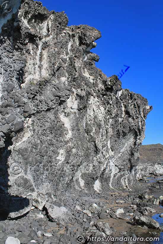 Perfil rocoso erosionado en el paso entre Cala Chica y Cala Grande del Barronal.