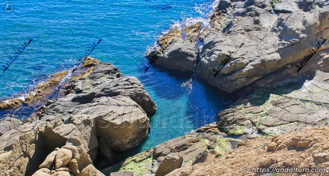 Piscinas naturales formadas entre las rocas volcánicas en Cala de los Amarillos