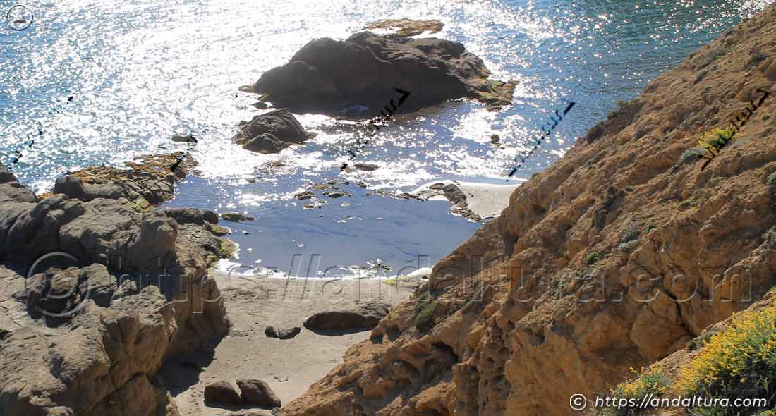 Piscinas naturales entre las rocas volcánicas en el extremo oriental de Cala de los Amarillos