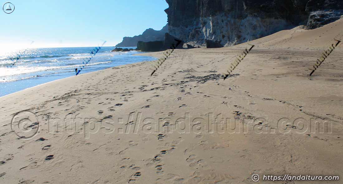 playa-cala-chica-barronal Playa de Cala Chica del Barronal junto a los acantilados