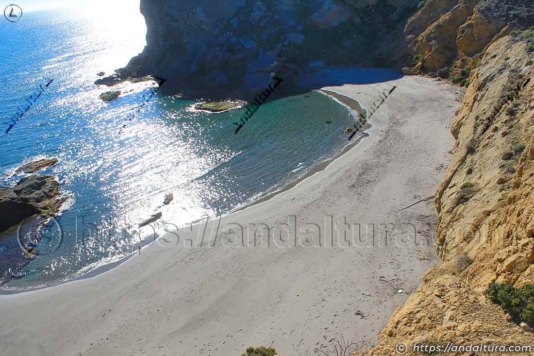 Vista panorámica de la playa de Cala de los Amarillos en Cabo de Gata