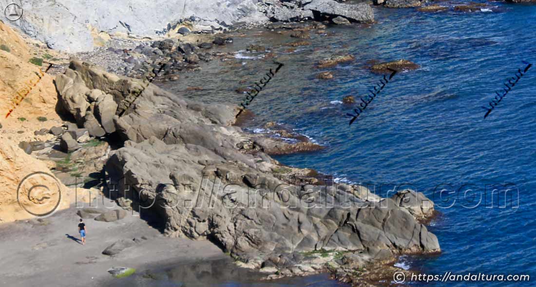 Grandes bloques volcánicos en el extremo oriental de Cala de los Amarillos