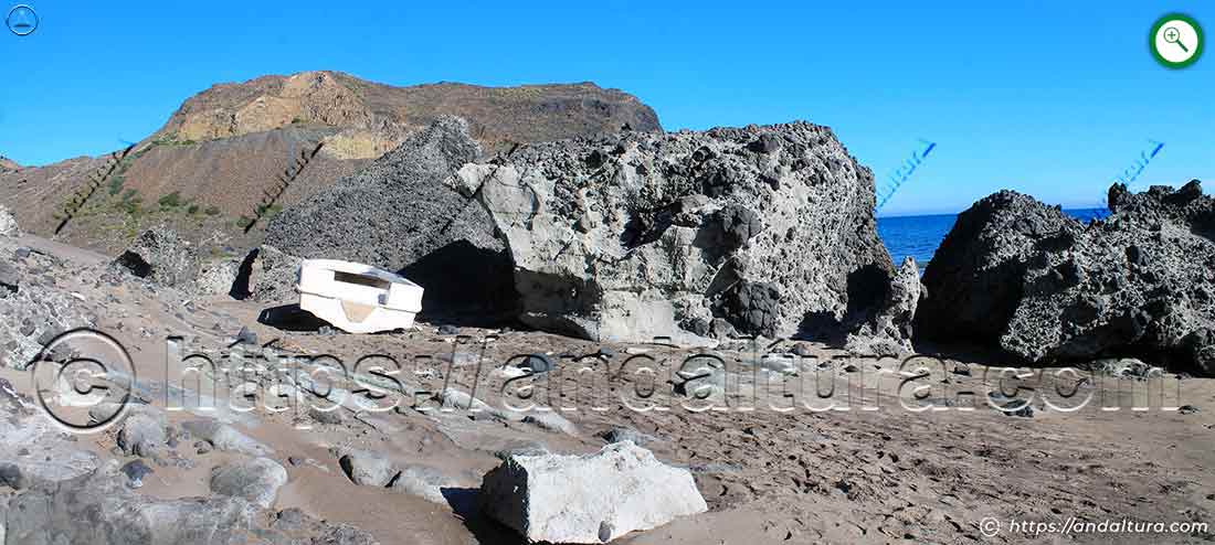 Salida de Cala Chica hacia Cala Grande del Barronal entre grandes formaciones volcánicas.