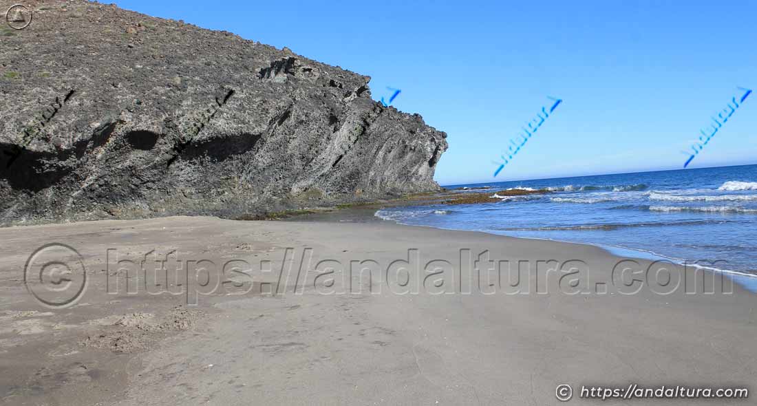 Sector oriental de Cala Príncipe con plataformas volcánicas