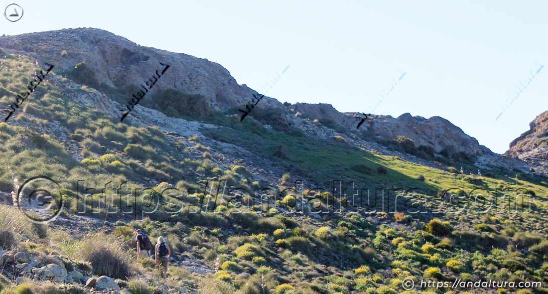 Senderistas recorriendo las laderas del Cerro del Barronal