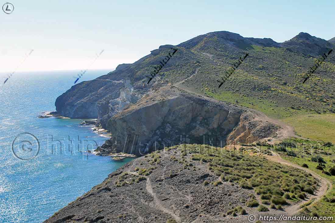 Sendero litoral que conduce a Cala de los Amarillos desde la Playa de los Genoveses
