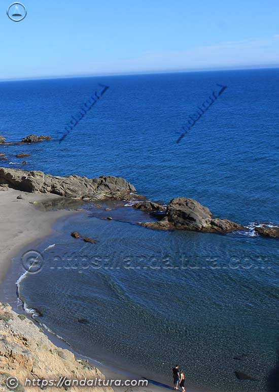 Vista panorámica de Cala de los Amarillos desde los acantilados del Parque Natural Cabo de Gata-Níjar